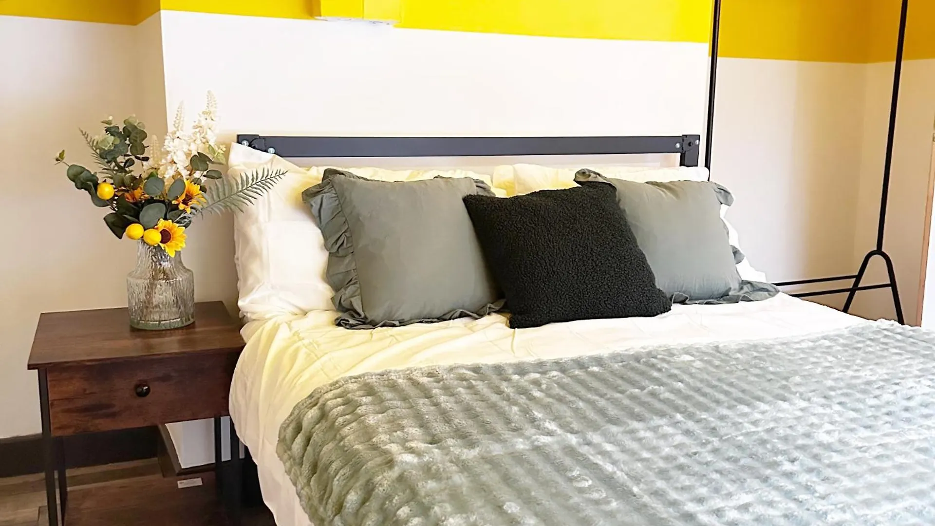 Willow Suite - 3Br - Sleeps 8 - Central Blackpool 0*,  Regno Unito